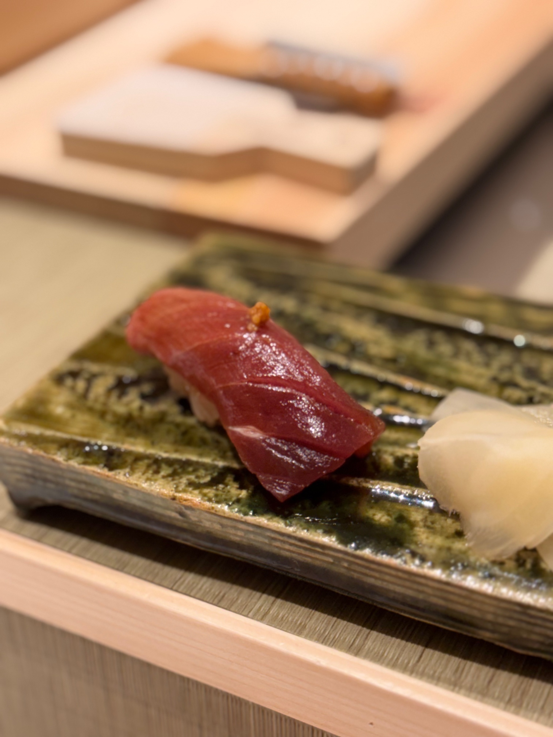 緑釉の皿に盛られたまぐろと白身の握り寿司