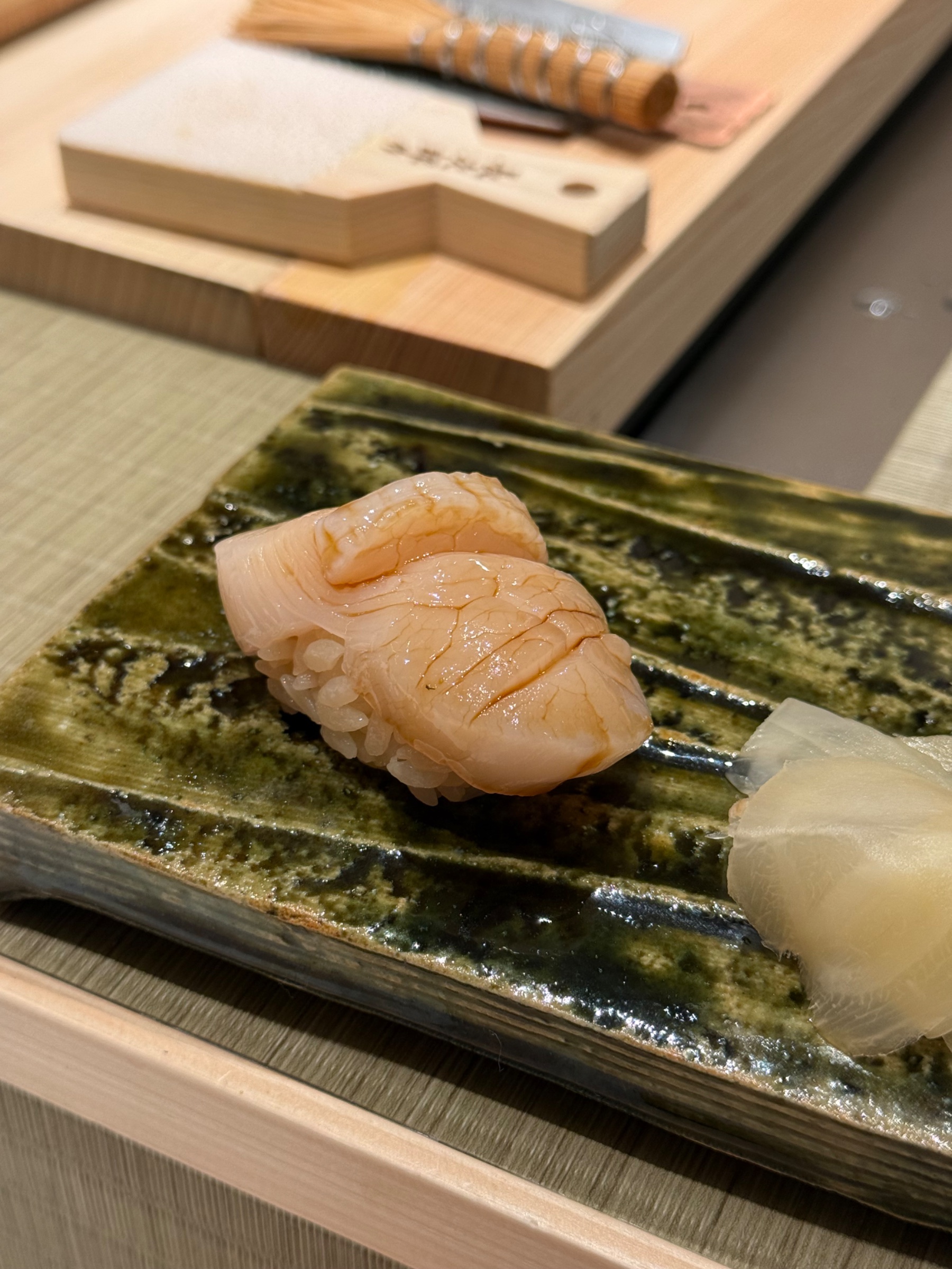 緑釉の皿に盛られたホタテの握り寿司