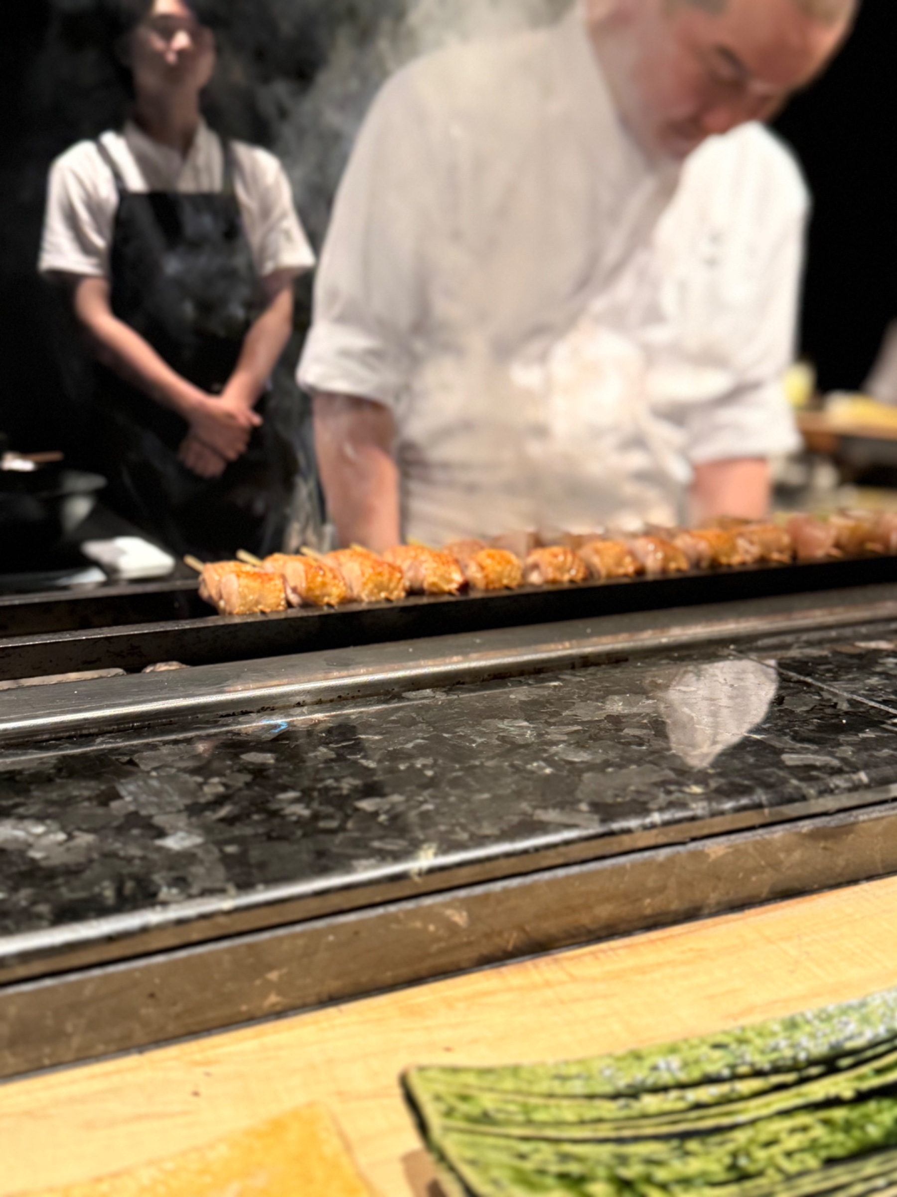 炭火で串を焼く大将
